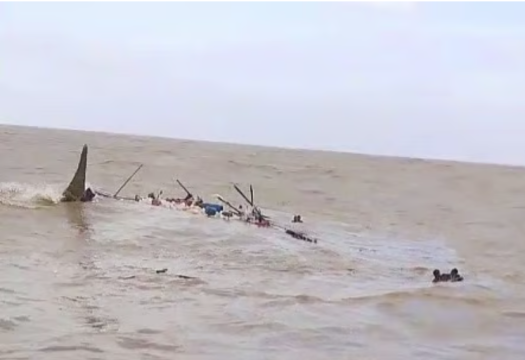 বঙ্গোপসাগরে ট্রলারডুবি: আটজনকে ভাসমান অবস্থায় উদ্ধার, পাঁচজন নিখোঁজ