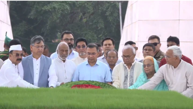 জিয়াউর রহমান ও খালেদা জিয়ার সমাধিতে প্রধানমন্ত্রীর শ্রদ্ধা