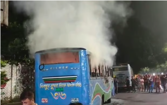ঢাকার বিভিন্ন স্থানে ককটেল বিস্ফোরণের মধ্যে কাফরুলে বাসে আগুন