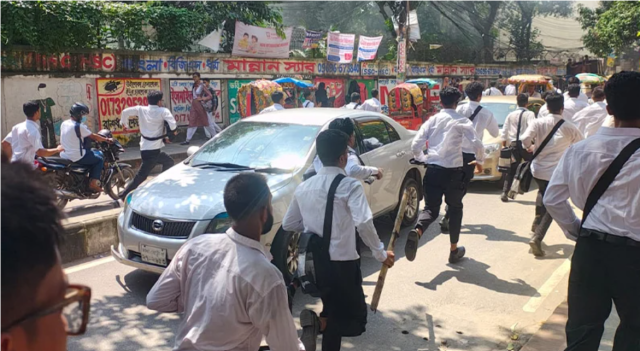 সাইন্সল্যাবে ঢাকা-আইডিয়াল কলেজ শিক্ষার্থীদের মধ্যে সংঘর্ষ