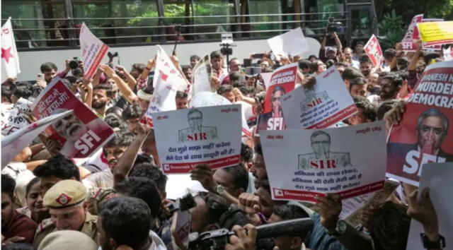 প্রধান নির্বাচন কমিশনারের পদত্যাগের দাবিতে ভারতজুড়ে বিক্ষোভ