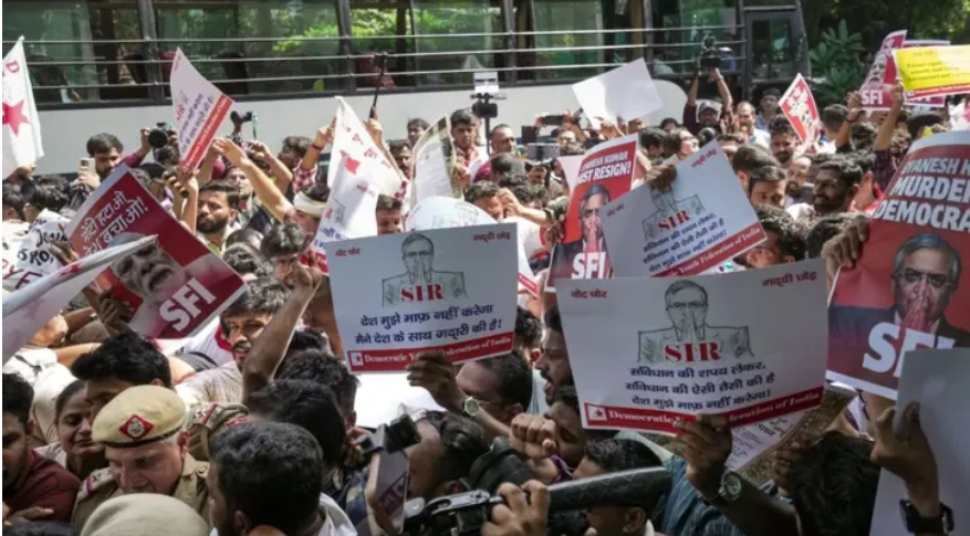 অনলাইনে নাগরিকের তথ্য বিক্রি