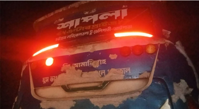 সীতাকুণ্ডে দাঁড়িয়ে থাকা বাসে লরির ধাক্কা, নিহত ৫